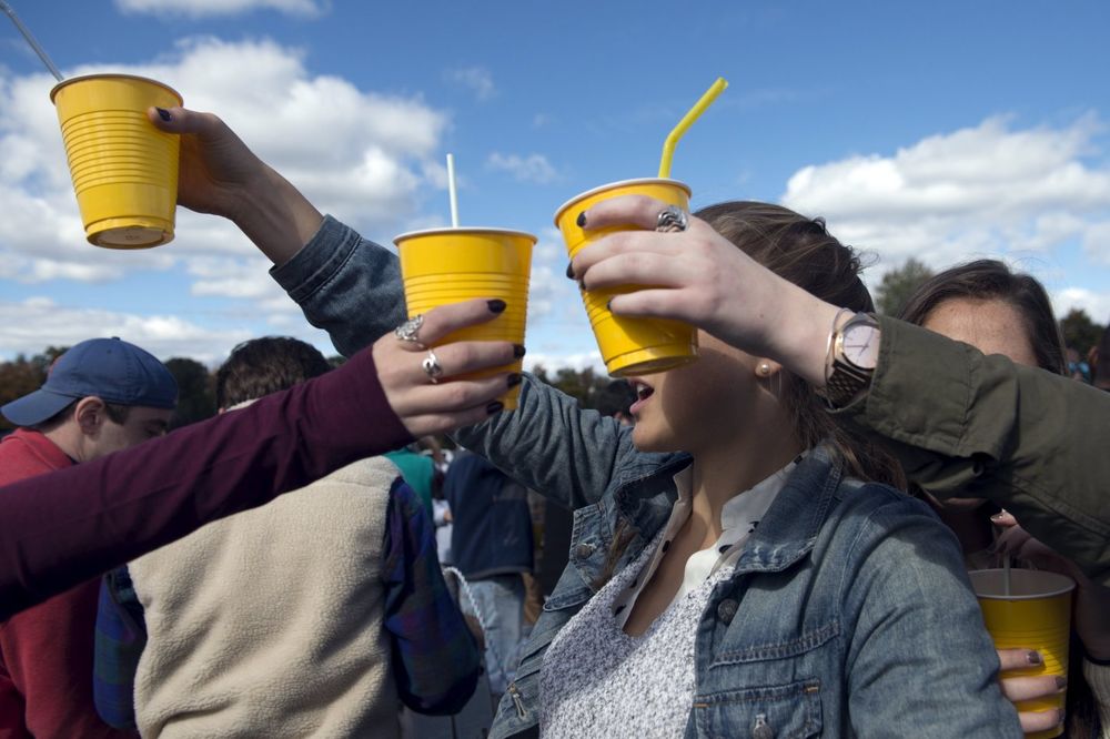 KO NARUČI SOK, NIJE MUŠKO NEGO ŠONJA: NS srednjoškolci sve više piju!