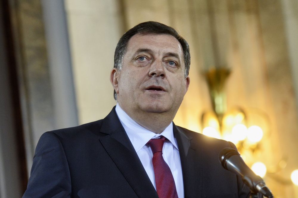NEZGODNO DOSKOČIO: Milorad Dodik povredio desnu nogu dok je igrao košarku sa unucima