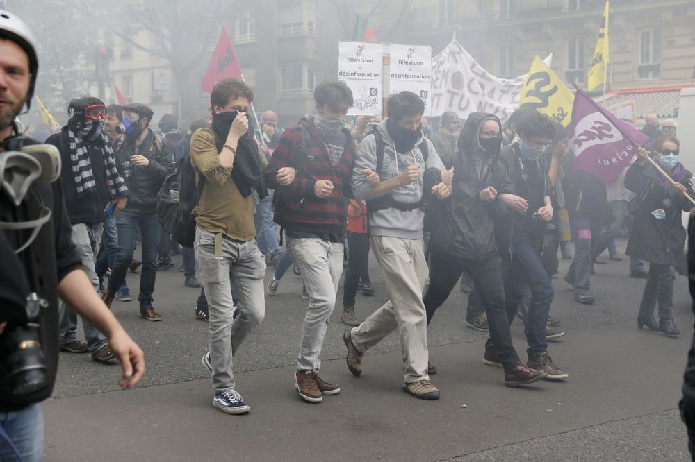 MOLOTOVLJEVI KOKTELI I SUZAVAC: Protesti zbog zakona o radu i dalje besne Francuskom