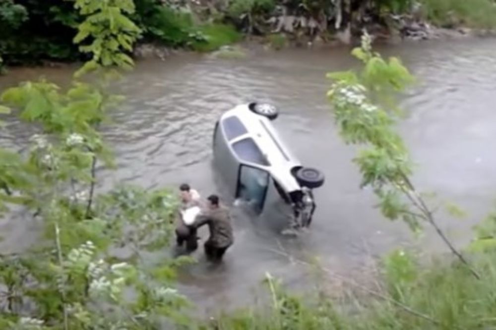 (VIDEO) DRAMATIČNO SPASAVANJE U TUZLI: Vojnici izvlačili ženu iz auta koji je sleteo u reku!