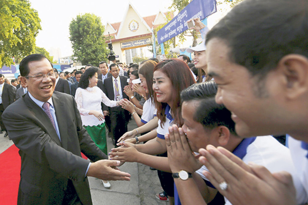 Premijer Kambodže: Ja sam gospodar premijer i vrhovni vojni komandant