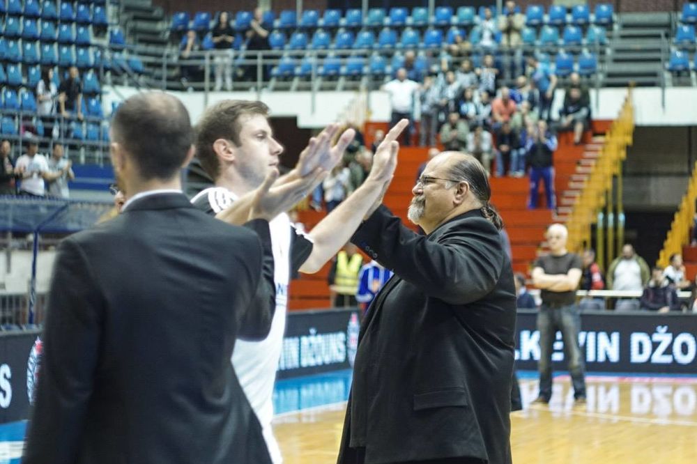 OVO ĆE ODUŠEVITI GROBARE Pomirenje pred derbi: Veličković i Džikić prijateljski ćaskaju u kafiću