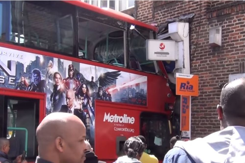 (VIDEO) PROLETEO KROZ IZLOG JUVELIRNICE: 17 povređenih u udesu autobusa u Londonu