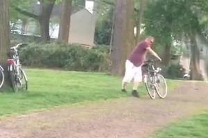 (VIDEO) ŠTO PIJEŠ, KAD TI ŠKODI? Da li ste pijani pokušali da vozite bicikl? On jeste...