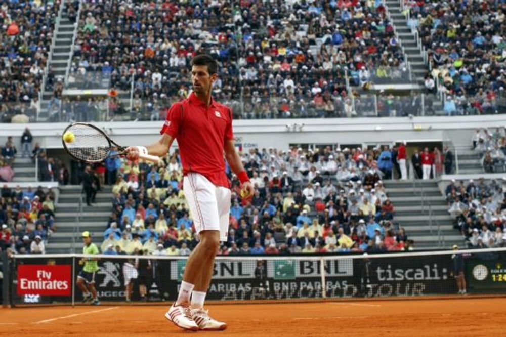 (VIDEO) KAD OTAC I SIN UKRSTE REKETE: Novak igrao tenis sa ocem Srđanom