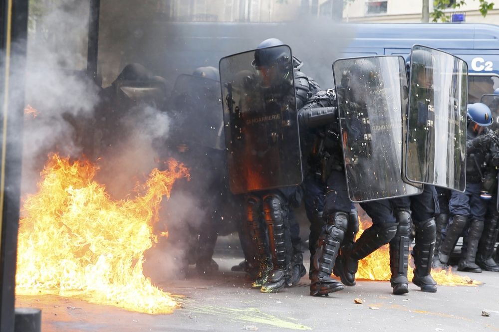 FRANCUZI SE NE SMIRUJU: Policija ispalila suzavac na demonstrante, vlada ne odustaje od reformi
