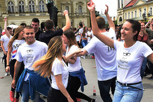 (KURIR TV) ZA GINISA: Srpski maturanti plesali kadril sa Evropom!