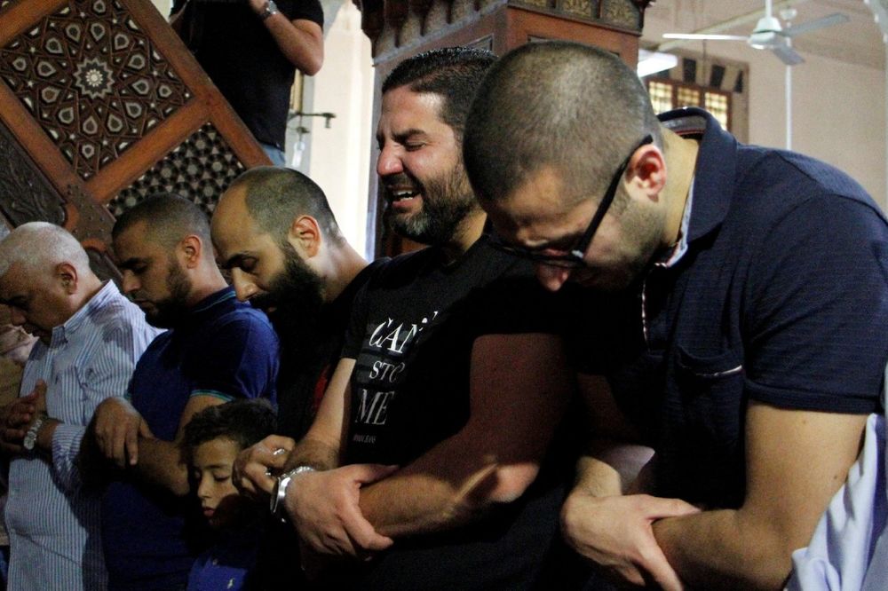 SUZE, BOL I OČAJ: Porodice, prijatelji i kolege poginulih putnika okupili se u Kairu na molitvi