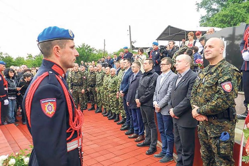 Srbija ne zaboravlja poginule policajce: Ministri u selu Srpska Kuća položili vence!