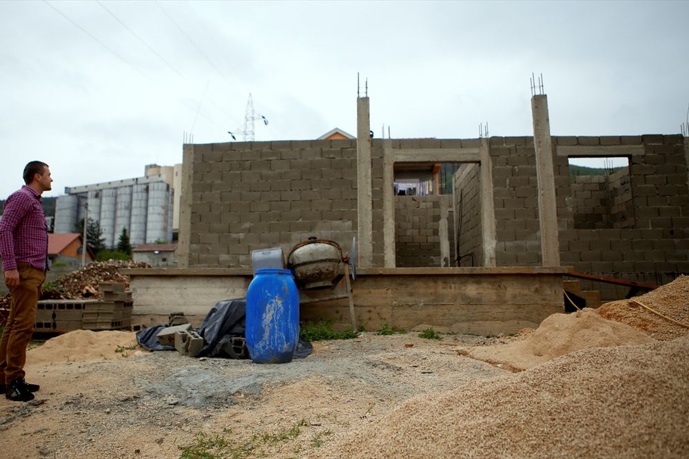 (FOTO) HUMANOST NA DELU: Imam gradi kuću za porodicu preminulog sveštenika