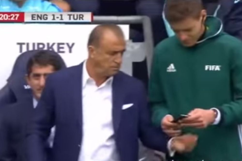 (VIDEO) NEVIĐENI CAR Turski selektor našao gol Engleza na telefonu da dokaže sudiji da je bio ofsajd