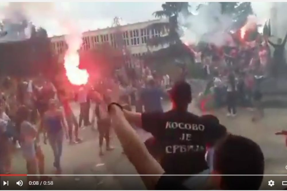 (VIDEO) KOSOVO JE SRCE SRBIJE ORILO SE CRNOM GOROM: Ovako slave barski gimnazijalci!