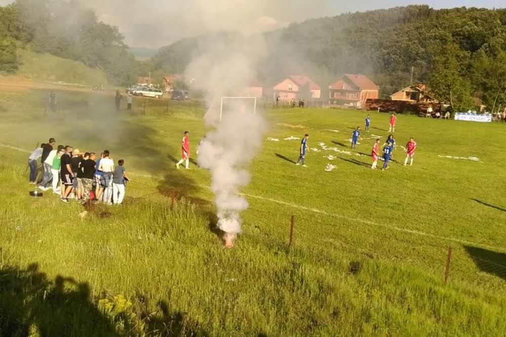 HAOS NA JUGU SRBIJE Tuča policije i navijača na seoskoj utakmici, sevale palice, noževi, dimne bombe