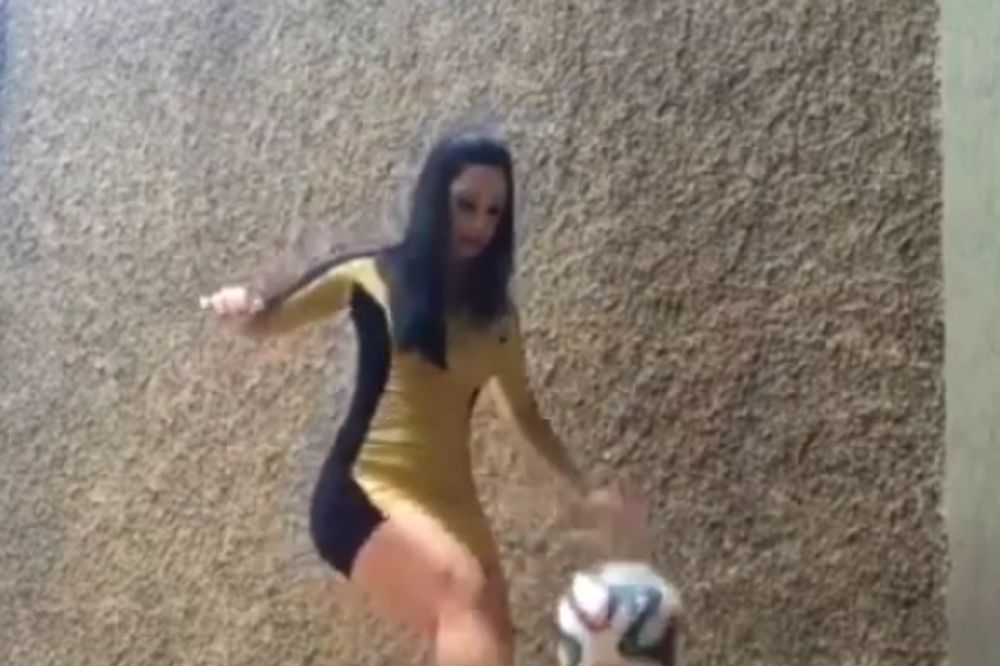 (VIDEO) SEKSI RAKEL POSTALA HIT: Ona u štiklama može sa loptom više nego mnogi fudbaleri