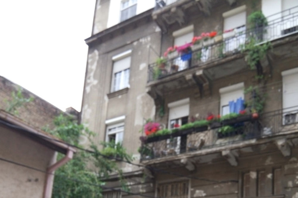 PROLAZNICI U ŠOKU: Starica (88) pala sa terase preko puta Beograđanke