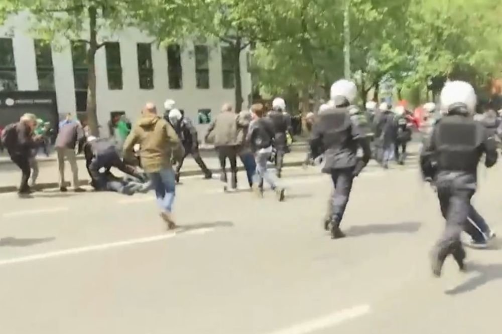 (VIDEO) HAOS U BRISELU: Policija vodenim topovima na demonstrante koji se protive merama štednje