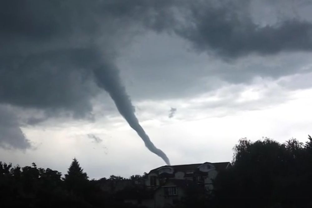 (VIDEO) NEVREME POGODILO SRBIJU: Pogledajte tornado u Jagodini!