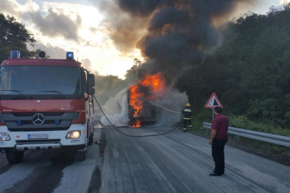 (VIDEO) DRAMA NA EKSKURZIJI: Autobus pun učenika iz BIH zapalio se u Crnoj Gori!