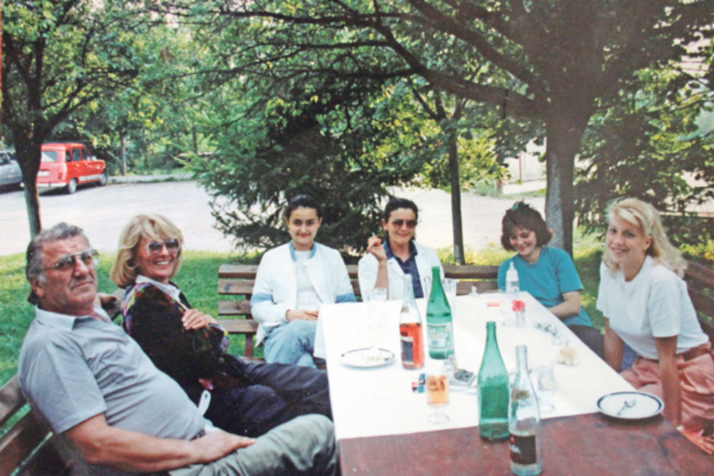 KAFANA KAO DRUGA KUĆA: Bata Živojinović služio goste i prao sudove