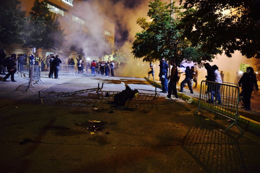 HAOS U ALBUKERKIJU: Demonstranti pokušali da prekinu Trampov govor pa se sukobili sa policIjom!