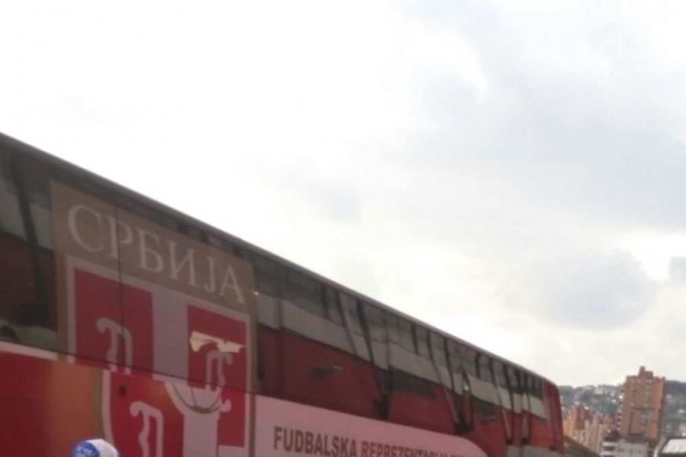 AUTOBUS NE MOŽE SA STADIONA: Euforični Užičani se slikali i uzimali autograme od fudbalera Srbije