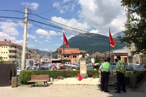 ALBANSKI PROTEST U DEČANIMA: Neće poštovati odluku suda da se manastiru vrati 24 hektara zemlje