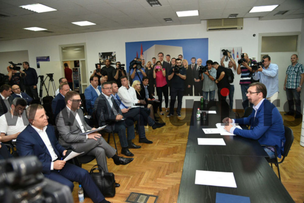 FOTO SEDNICA PREDSEDNIŠTVA SNS: Počelo zasedanje, Vučić se obratio vrhu stranke