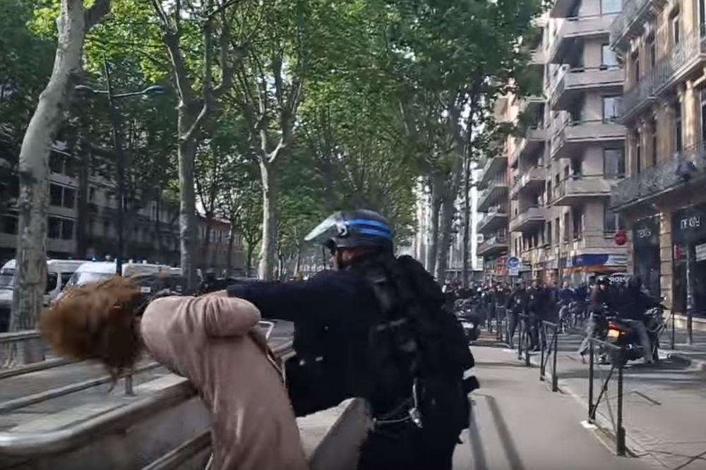 (VIDEO) NEVIĐENA BRUTALNOST: Policajac divljački odgurnuo ženu tokom protesta u Tuluzu