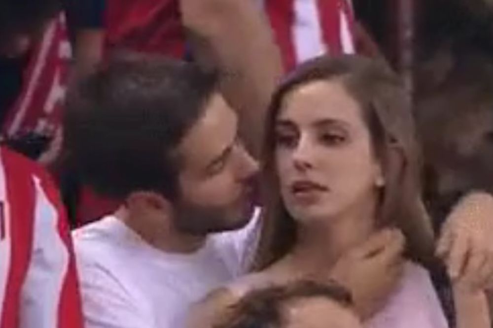 (VIDEO) HIT NA INTERNETU: Atletiko joj važniji, devojka na stadionu iskulirala dečka zbog fudbala