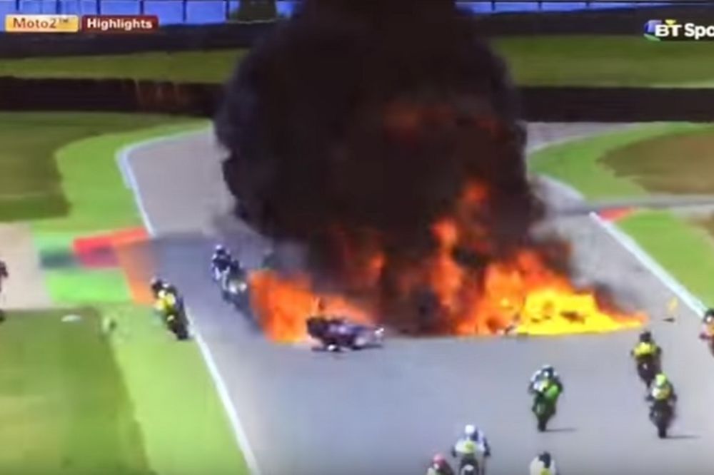 (VIDEO) VELIKA EKSPLOZIJA: Pogledajte kako su motociklisti prolazili kroz vatru na stazi
