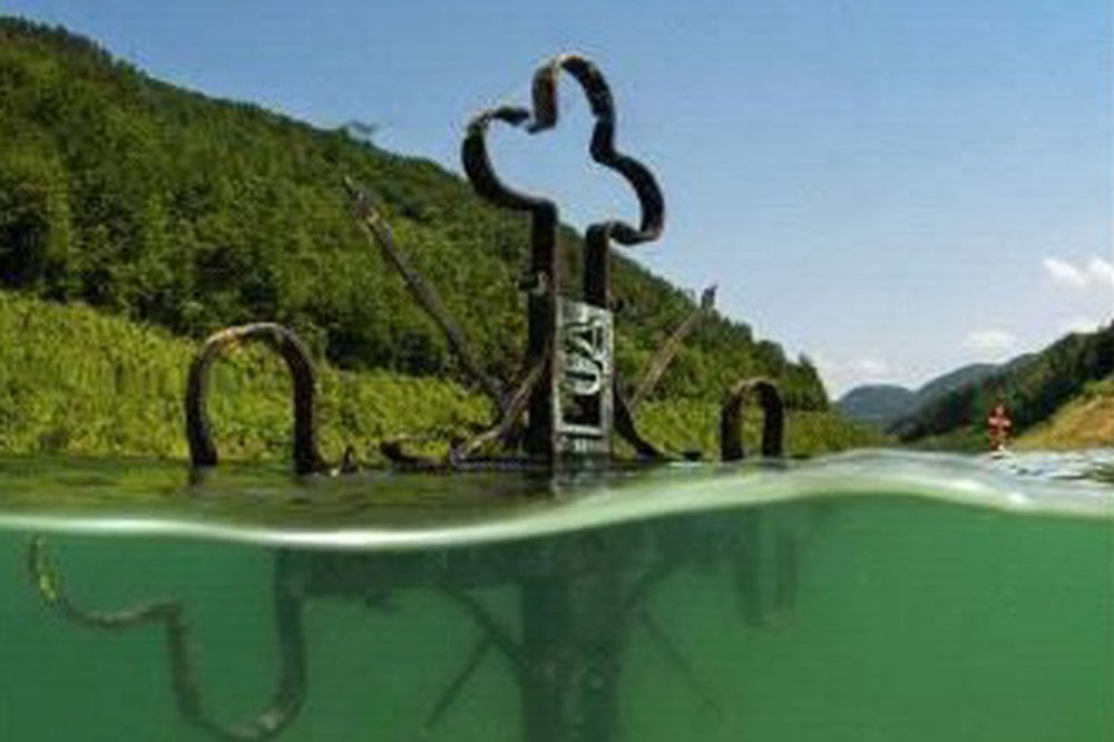 (FOTO) NAJEŽIĆETE SE OD OVE FOTOGRAFIJE: Pogledajte sablasni prizor potopljene Valjevske Gračanice