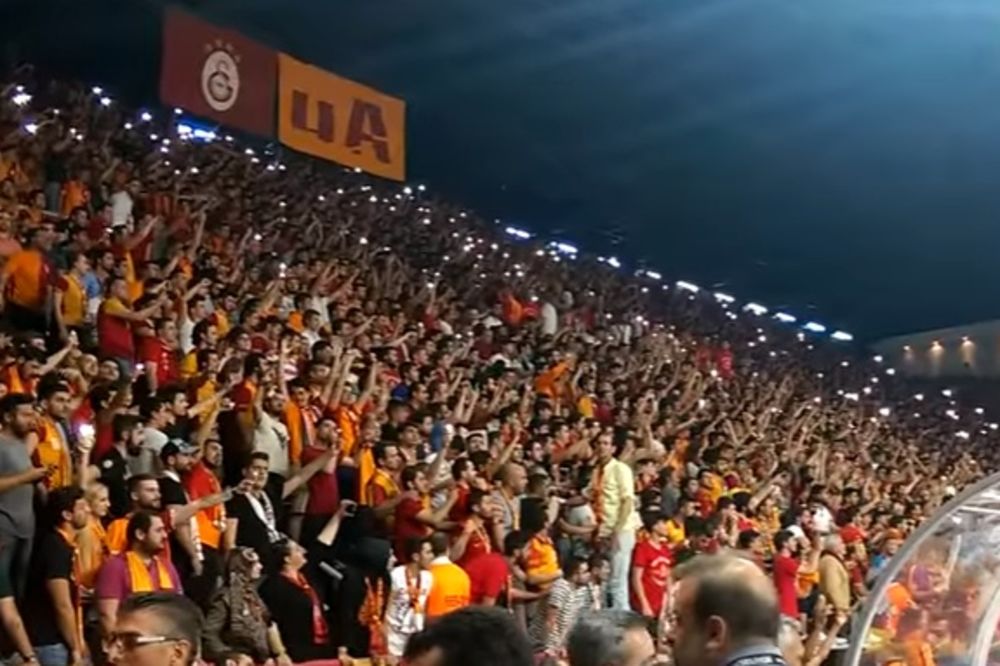 (VIDEO) TURSKI HULIGANI OPET DIVLJALI: Navijači Galate napali  košarkaše srpskog Fenera