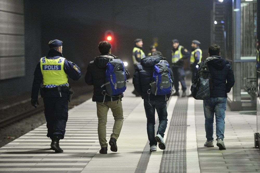 ŠVEDSKA PARLAMENTARKA: Izbeglice napadaju policajce i pale im kola!
