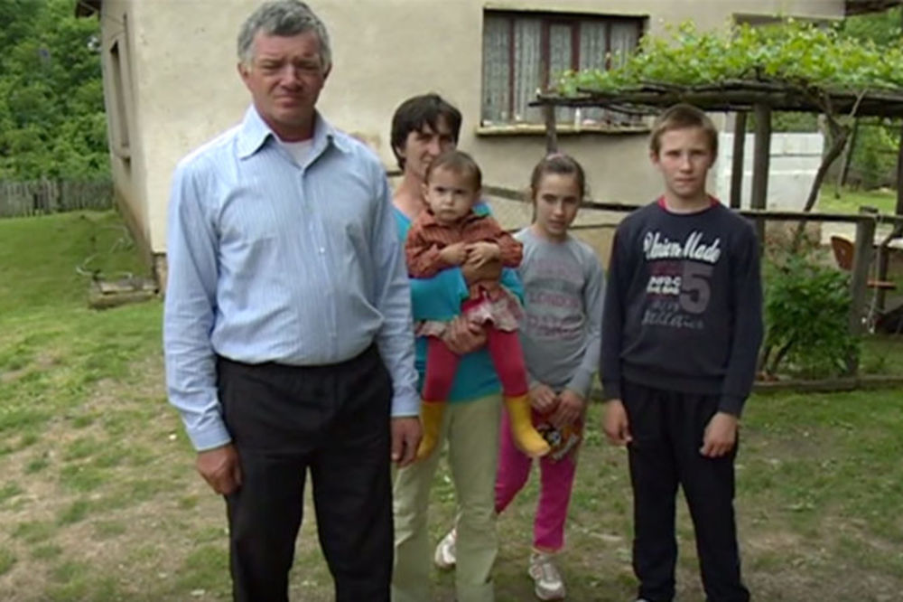 (VIDEO) JAD I BEDA PORODICE JOKIĆ: Sa četvoro dece žive u štali pod Kozarom!