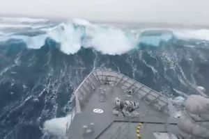(VIDEO) ZASTRAŠUJUĆE: Ovaj džinovski talas pretvorio je brod u podmornicu