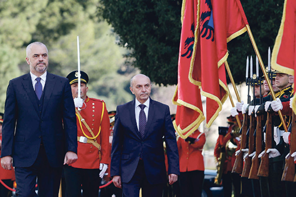 POTPIRUJE VATRU: Edi Rama usred Prištine proglasio veliku Albaniju