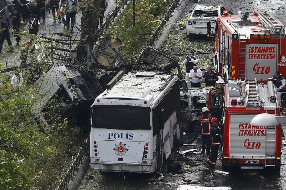 (VIDEO) EKSPLOZIJA U ISTANBULU: 11 mrtvih u napadu na policijski autobus!
