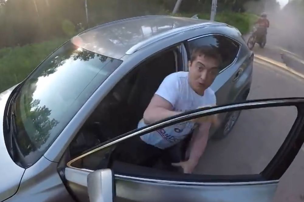 (VIDEO) POBESNELI RUS: Izašao iz kola i napao motociklistu, ali se brzo pokajao