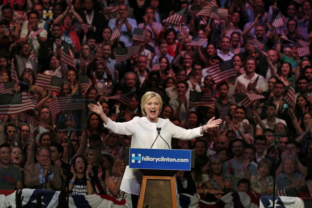 HILARI NA KORAK OD BELE KUĆE: Klintonova prihvatila nominaciju za predsednika SAD!