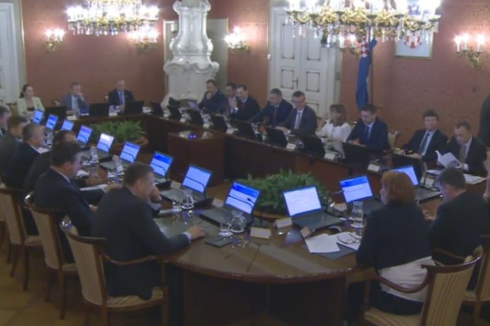 (VIDEO) PRAVE SE KAO DA JE SVE U REDU Orešković, Karamarko i svi ministri nasmejani na sednici Vlade