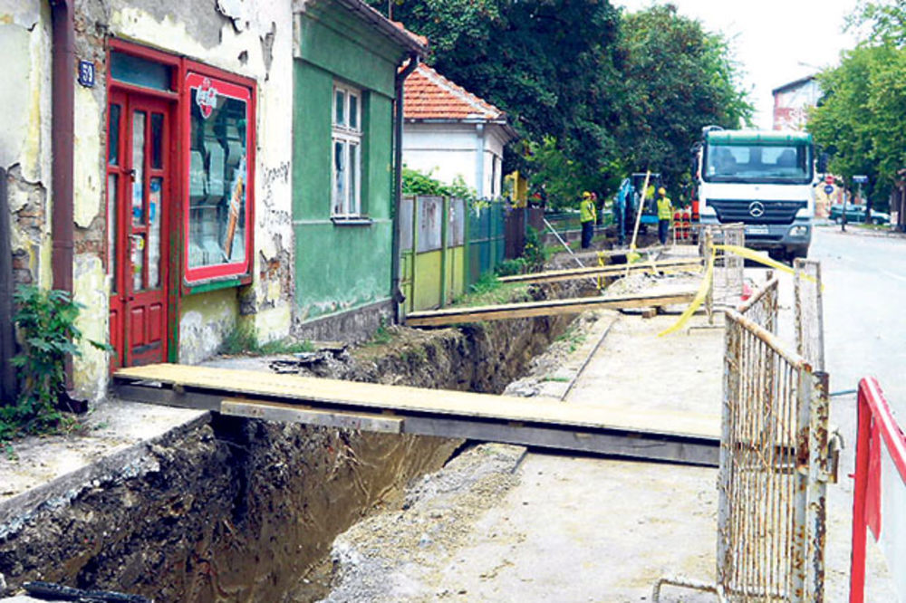 HIT U VALJEVU: Kopali kanal, pa greškom prekopali 100 metara ulice