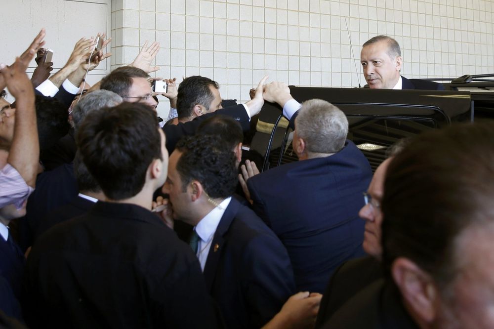 SKANDAL NA SAHRANI MUHAMEDA ALIJA: Erdoganu nije dozvoljeno da na kovčeg stavi tkaninu sa Kabe