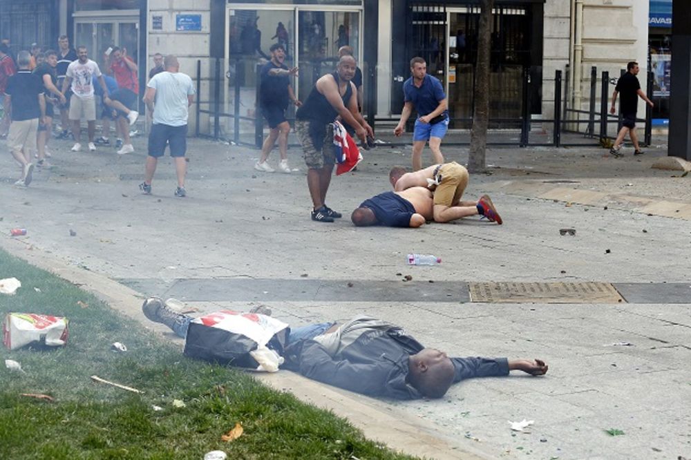 (VIDEO) TUKAO SE SA DESET RUSA: Evo šta se desilo Englezu, koji je onesvešćen ležao na ulici