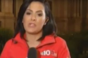 (VIDEO) BRUTALNO: Usred prenosa zgrabila reporterku za kosu i udarila je u glavu