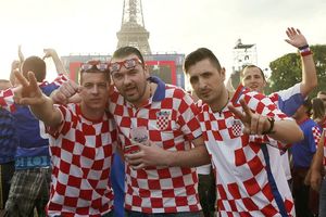 (VIDEO) ŠOKIRANI SVATOVI: Evo kako su hrvatski navijači prekinuli svadbu u Parizu