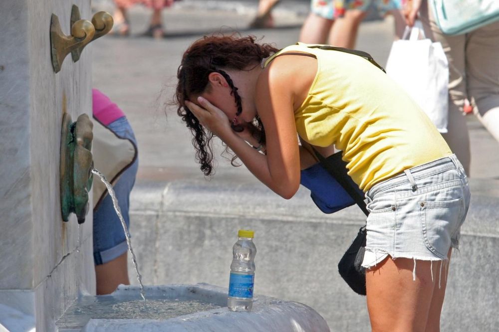 DANAS SUNČANO I VEOMA TOPLO: Spas nađite u lepezama i flašicama vode, već večeras ćemo lakše disati