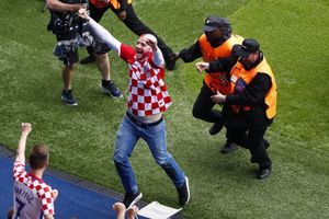 (FOTO) UEFA POKRENULA POSTUPAK: Hrvati pred kaznom zbog upada navijača na teren