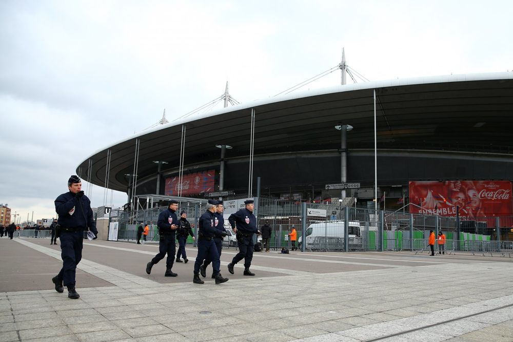 PANIKA U PARIZU Sumnjiv paket na Stadionu Francuska uoči meča Irska - Švedska, koji sudi Srbin Mažić