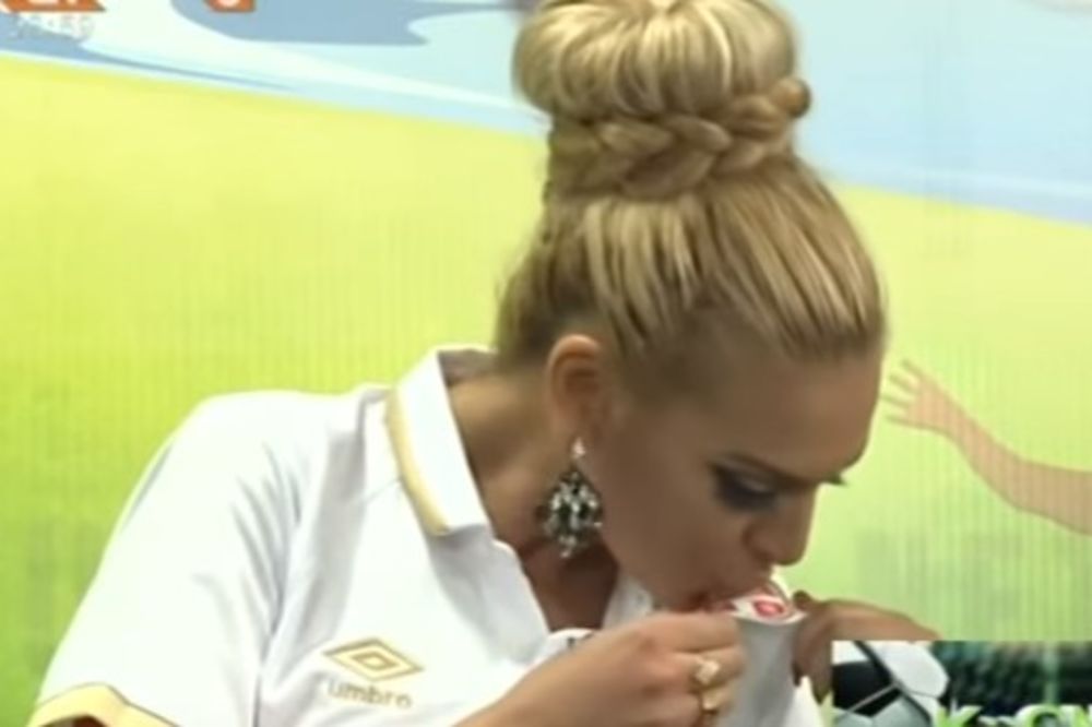 (VIDEO) ODLEPILA ZA ORLOVIMA: Hrvatska starleta Ava Karabatić ljubi srpski dres i grb
