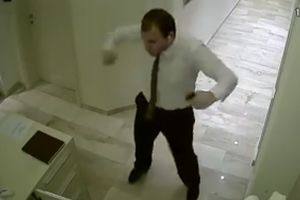 (VIDEO) PLEŠE ZA 10: Mladić iz Podgorice se zaneo na poslu, a onda je doživeo šok!